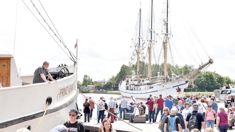 Am Samstagmittag legte der Dreimastschoner „Großherzogin Elisabeth“ im Alten Binnenhafen in Emden an. Daneben: die „Prinz Heinrich“ aus Leer. Foto: Mona Hanssen