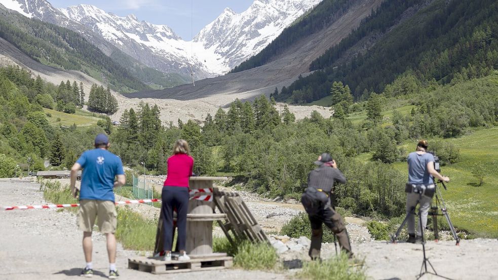 Unter dem riesigen Schuttberg im hinteren Lötschental liegt das verschüttete Dorf Blatten. Foto: Cyril Zingaro/KEYSTONE/dpa