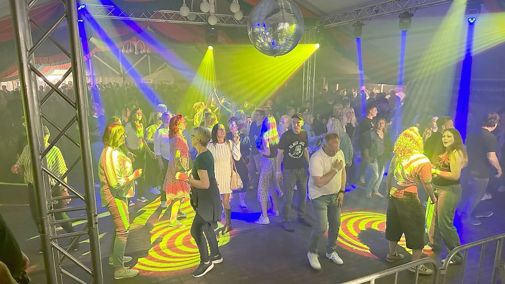 Eine bunte Lichtshow sorgte für das richtige Feeling beim Tanzen. Foto: Ulrich de Buhr