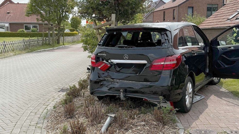 Der Fahrer war nicht im Auto eingeklemmt. Foto: Feuerwehr Westerbur/Ole Caspers