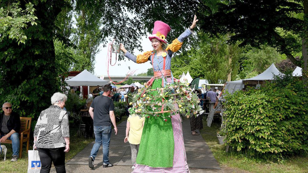 Schöne Begrüßung durch Mademoiselle Fleur – die Stelzenläuferin ist jedes Jahr dabei. Foto: Melchert Stromann