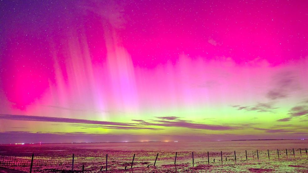 Polarlichter könnten auch in der Nacht zum Montag zu sehen sein. (Archivbild) Foto: Markus Hibbeler/dpa