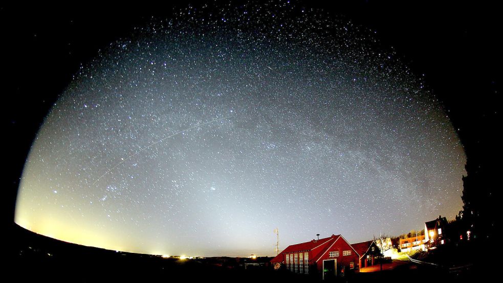 Kleine Insel, großes Potenzial: Dank wenig Lichtverschmutzung offenbart der Himmel über Spiekeroog, was dem Auge am Festland nicht selten verborgen bleibt. Foto: Archiv/Andreas Hänel/dpa