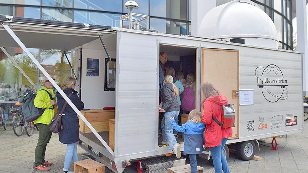 Die mobile Sternwarte ist ausgestattet mit leistungsstarken Teleskopen und einer Menge Infos über die Geheimnisse des Universums. Foto: LEB