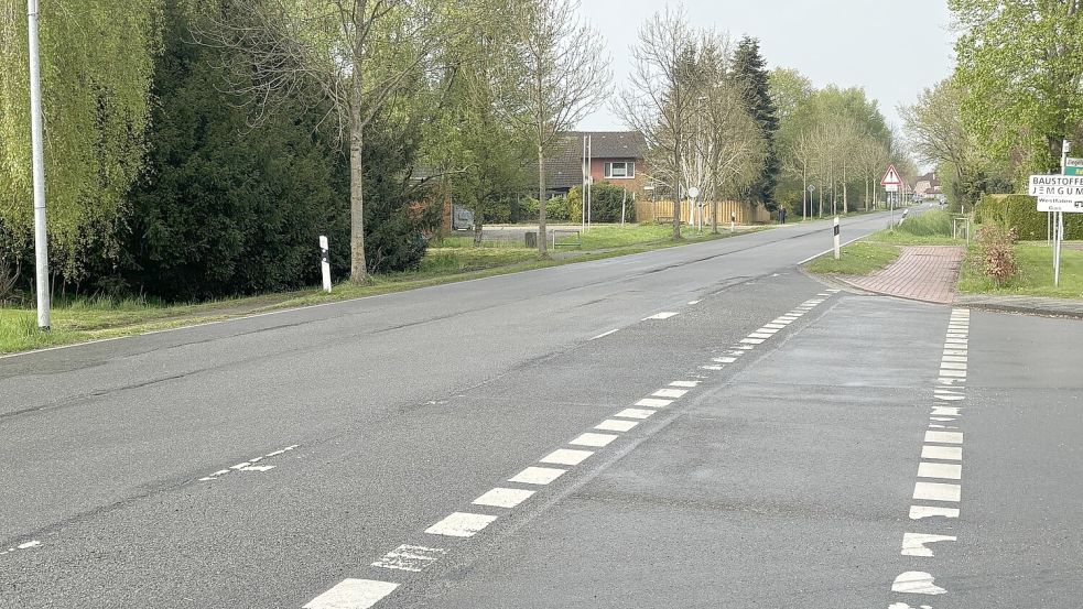Die nördlich der Einmündung der Ziegeleistraße gelegene Stelle, die zum Überqueren der Hofstraße (L 15) genutzt wird, ist für Autofahrer nur schwer als solche zu erkennen. Foto: Oliver Bär/Archiv