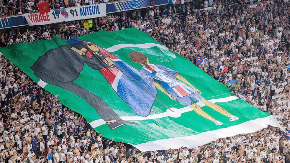 Die PSG-Fans gedenken der an Krebs gestorbenen Tochter von Coach Luis Enrique. Foto: Oryk Haist/dpa