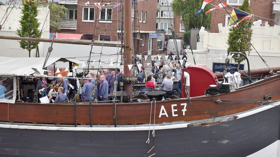Auf dem Heringslogger „AE7 – Stadt Emden“ gab es am Sonntag noch mal Shanty-Musik. Foto: Mona Hanssen
