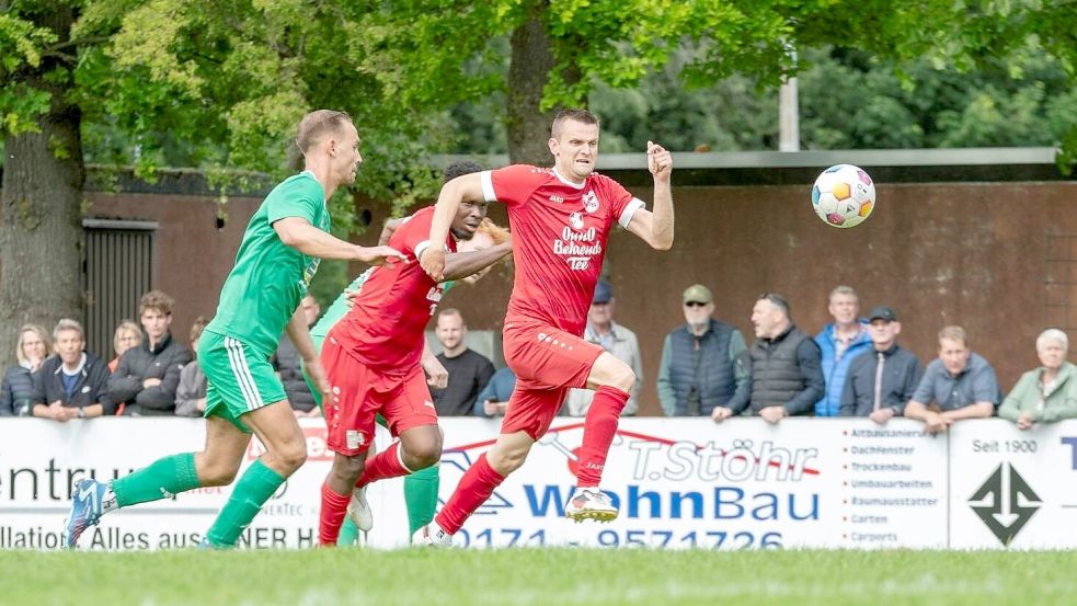 Ein Tor von Jens Bakker (rechts) zum 1:1 sorgte für neue Hoffnung im Norder Lager. Doch nach einer packenden Schlussphase hieß es 1:2. Foto: Meret Edzards-Tschinke