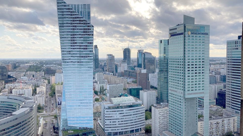 Die Skyline der polnischen Hauptstadt Warschau - Polen hat in den vergangenen 20 Jahren einen enormen wirtschaftlichen Aufschwung verbucht. (Archivbild) Foto: Friedemann Kohler/dpa