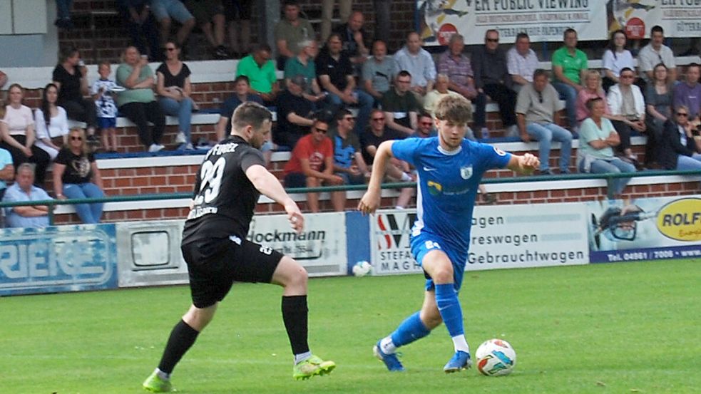 Vor einer stattlichen Kulisse gewann Blau-Weiß Papenburg (rechts Paul Marx) gegen Grün-Weiß Firrel mit 3:1. Foto: Marco Reemts
