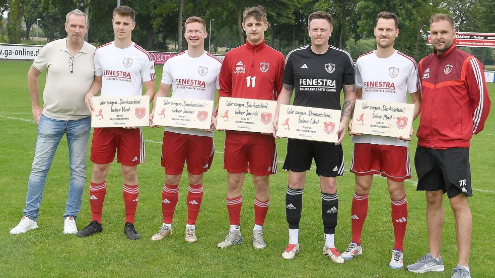 TuRas Fußballobmann Frank Bohlmann (links) und Trainer Rainer Sinnigen (rechts) verabschiedeten Nico Bohlen, Julian Jauken, Jannik Sondag, Eike te Veer und Max Möhlmann. Foto: Hans Damm