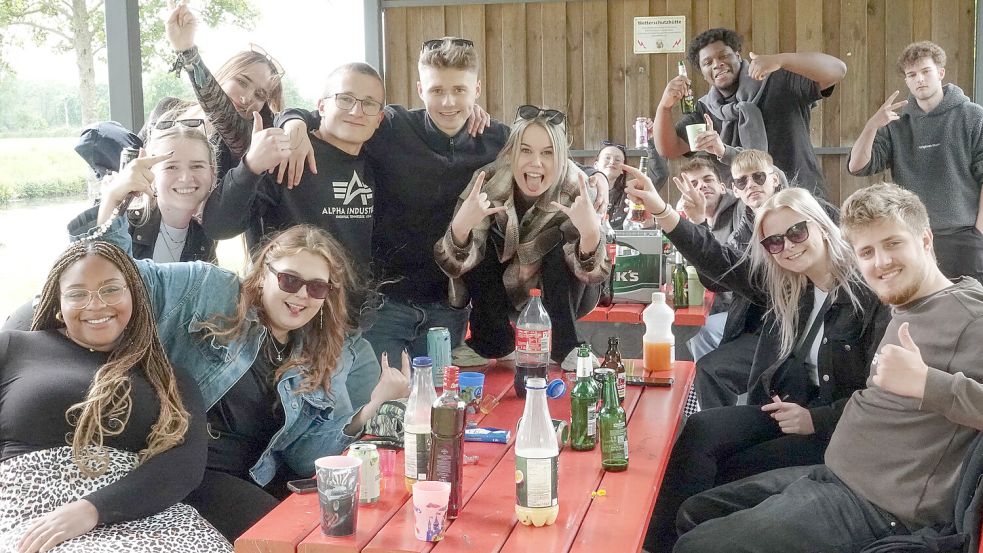 Seit sieben Jahren trifft sich die Moordorfer Gruppe bei der jährlichen Vatertagsparty am Kukelorum. Fotos: Helmut Vortanz
