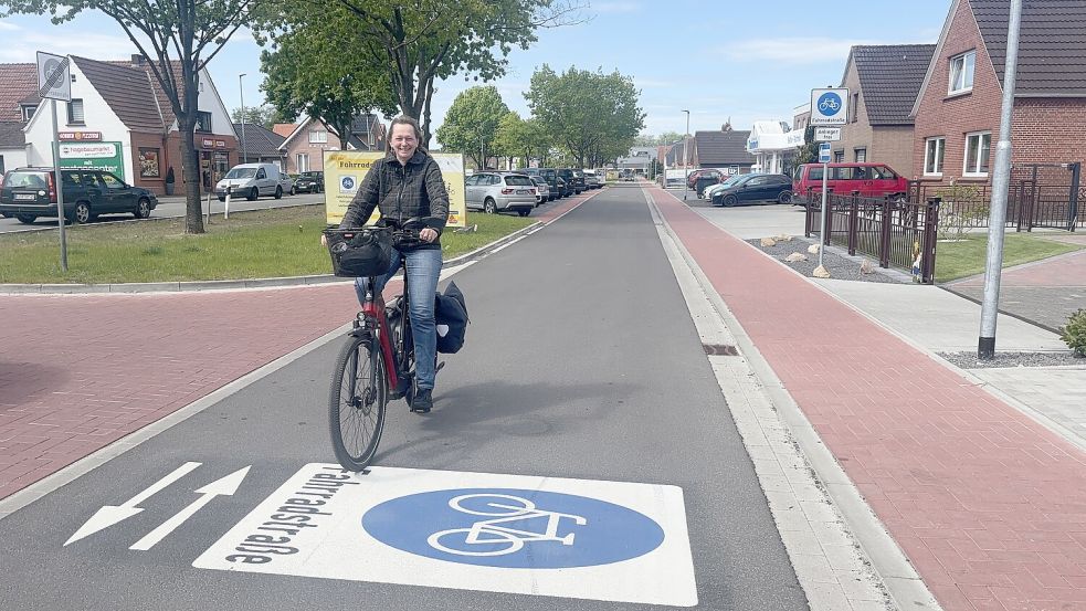 In Ostrhauderfehn wurde kürzlich eine neue Fahrradstraße freigegeben. Es ist die erste im Oberledingerland. Foto: Jasmin Oltmanns