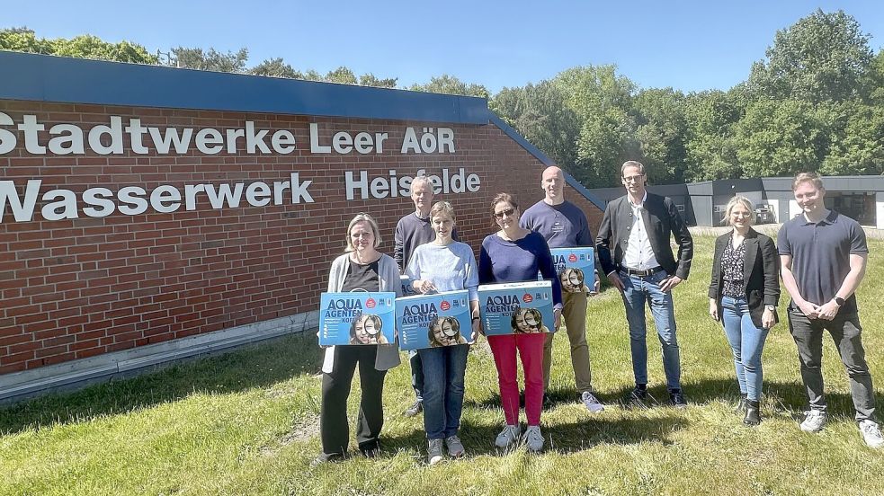 Die Lehrkräfte Regina Welp (Plytenbergschule, von links), Carsten Dirks (Grundschule Logabirum), Heike Wolters (GS Logabirum), Regina Klenk (Ludgerischule) und Kilian Varrelmann (Daalerschule) trafen sich mit Timo Kramer, Anna Indorf und Sönke Elsen von den Stadtwerken. Foto: privat
