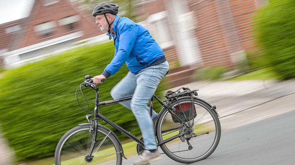 Albert Peters versucht, jede Woche 50 Kilometer mit dem Rad zu fahren – mittlerweile immer mit Helm. Archivfoto: Ortgies