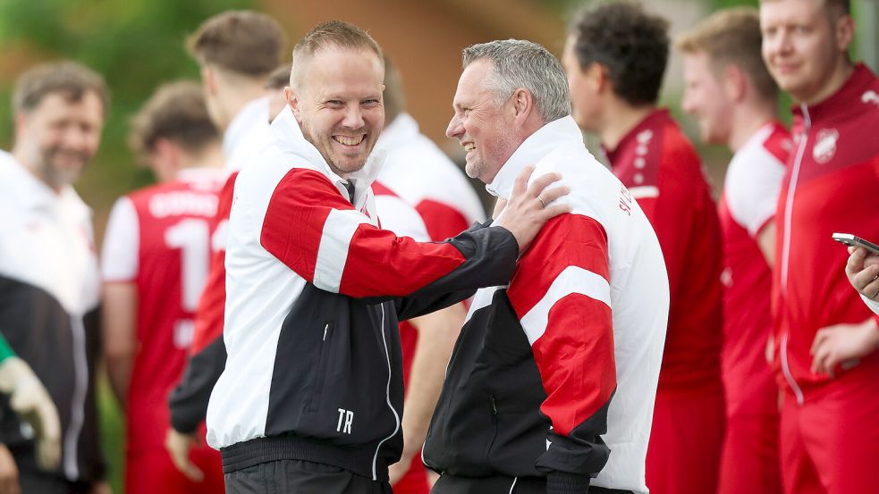 Beste Laune herrschte bei Ihrhoves Trainern Christian van Hoorn (links) und Detlef Brinkmann. Foto: Doden/Emden