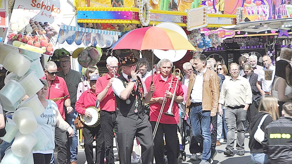 Buntes Treiben auf dem Bunder Pfingstmarkt. Foto: Bodo Wolters/Archiv