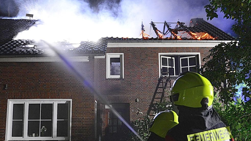 Die Feuerwehr ist am späten Sonntagabend zu einem Dachstuhlbrand in Oldersum ausgerückt. Foto: Bodo Wolters