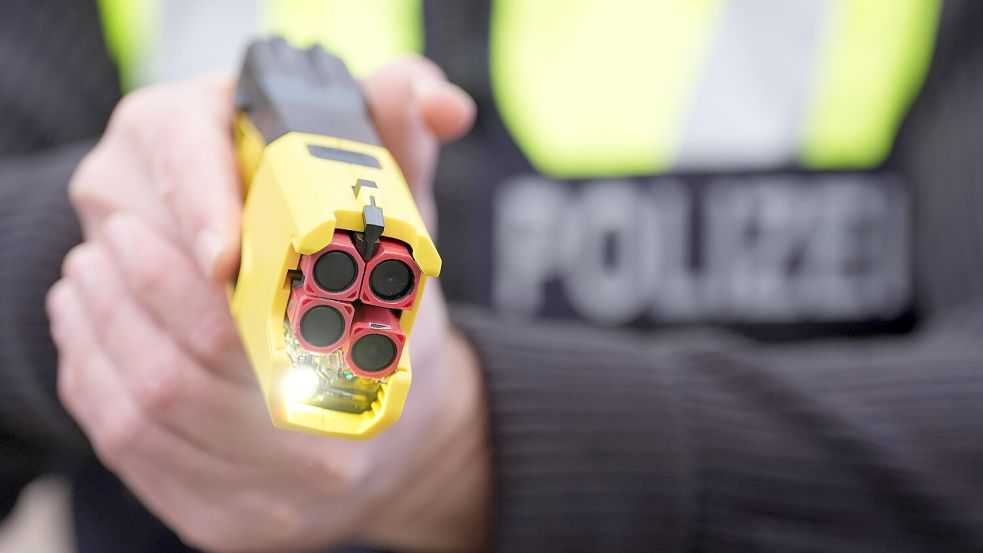 Mithilfe einer Elektroschockpistole hat die Polizei Bremen am Sonntag einen Mann mit Messer in Bremen-Findorff außer Gefecht gesetzt. Er hatte sich selbst und andere mit einem Messer bedroht. Foto: Marcus Brandt/dpa