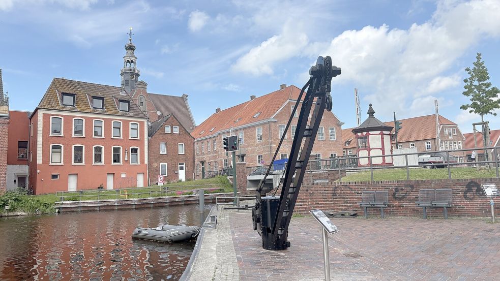 Der historische Kran befindet sich in bester Gesellschaft: Rund herum stehen historische Häuser am Falderndelft und Roten Siel. Fotos: Mona Hanssen