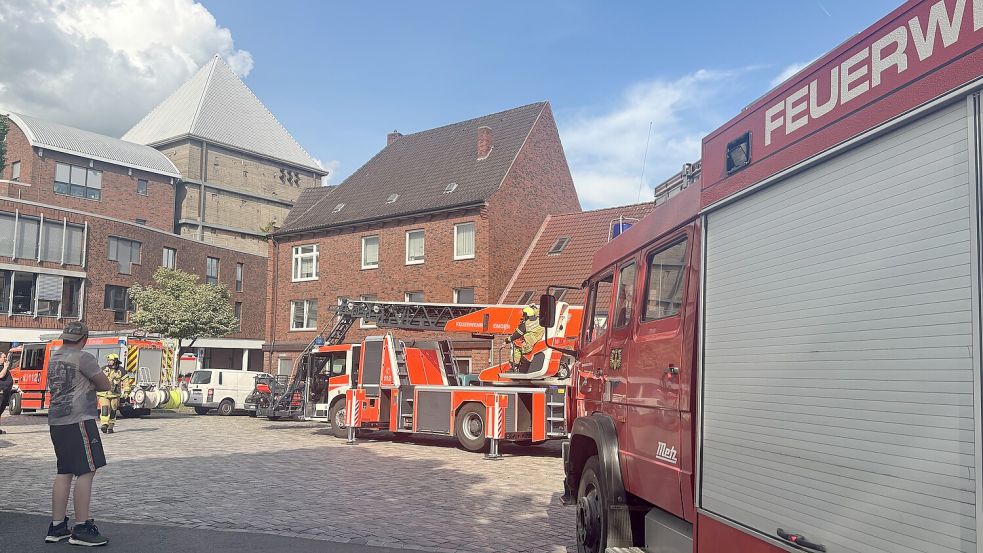 Zu einem Haus an der Straße „An der Bonnesse“ war die Feuerwehr am Samstag gegen 17.20 Uhr alarmiert worden. In direkter Nähe machten sich die Läufer für den Matjeslauf-Start um 17.30 Uhr fertig. Fotos: Mona Hanssen