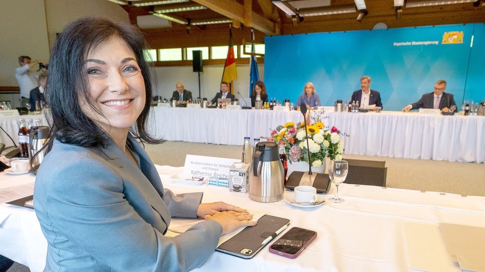 Katherina Reiche (CDU) setzt auf zusätzliche Gaskraftwerke zur Senkung der Energiekosten in Deutschland. Ein „Südbonus“ soll dabei den Fokus auf Süddeutschland setzen. Foto: Peter Kneffel/dpa