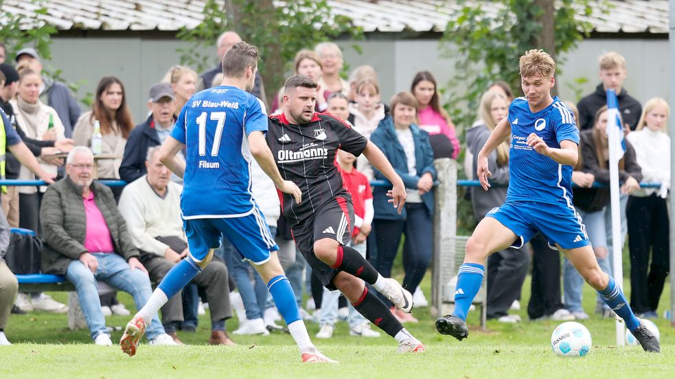 BW Filsum (am Ball Eiko Kramer, links Hauke Specht) freut sich auf das Relegationsheimspiel und eine große Kulisse. Foto: Jens Doden