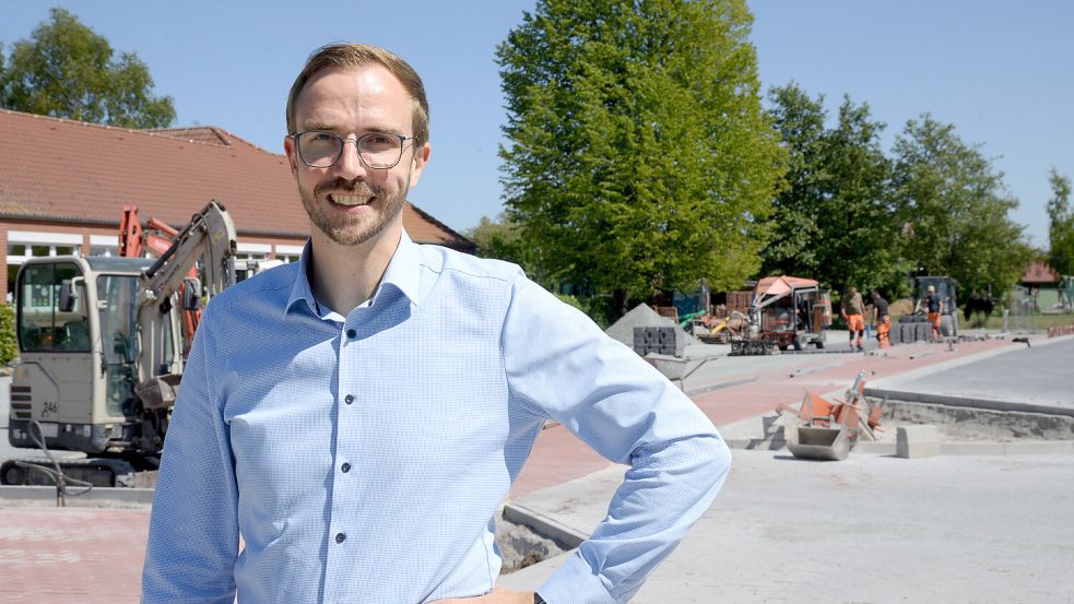 Bei der Grundschule Jheringsfehn wurde „die große Lösung“ gewählt, sagt Bürgermeister Hendrik Schulz. Im Hintergrund ist der neue Parkplatz zu sehen. Foto: Karin Lüppen