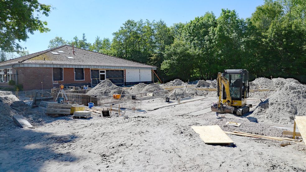 Der Kindergarten Jheringsfehn wird um zwei Gruppenräume und eine Mensa erweitert. Noch ist relativ wenig zu erkennen. Foto: Karin Lüppen