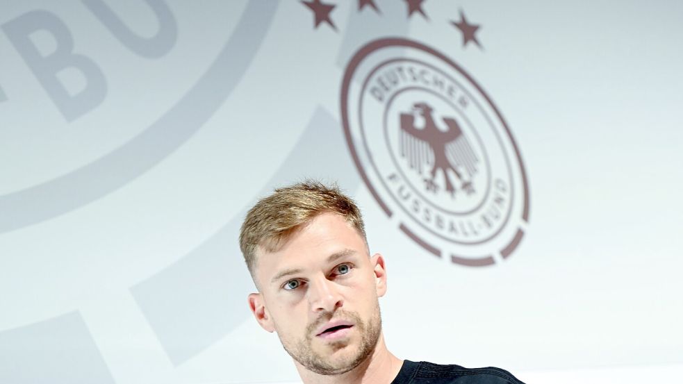 Joshua Kimmich und das DFB-Logo mit den vier Weltmeister-Sternen. Der WM-Titel fehlt dem Kapitän noch. Foto: Federico Gambarini/dpa