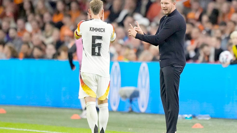 Der Bundestrainer und sein Kapitän: Julian Nagelsmann (r) beim Länderspiel mit Joshua Kimmich. Foto: Peter Dejong/AP/dpa