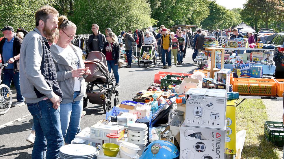 Gebrauchtes aller Art kann man auf dem Pfingsflohmarkt in Schwerinsdorf erstehen. Foto: Melchert Stromann / Archiv