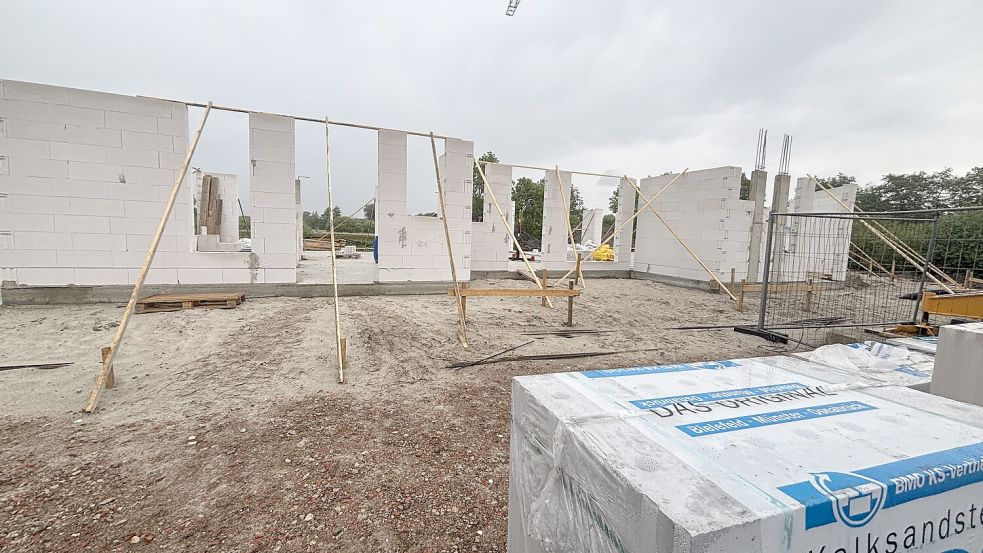 Das Mühlenquartier am Ortseingang von Westrhauderfehn wächst. Dort wird zurzeit ein Mehrfamilienhaus gebaut. Fotos: Henrik Zein