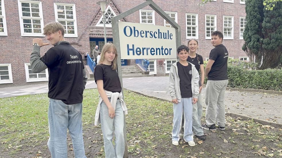 Sie wollen, dass ihre Herrentorschule erhalten bleibt: Emil Gendel (von links), Ronja Petri, Baran Mehmedali, Anike Kampen und Joris Heinz. Fotos: Mona Hanssen