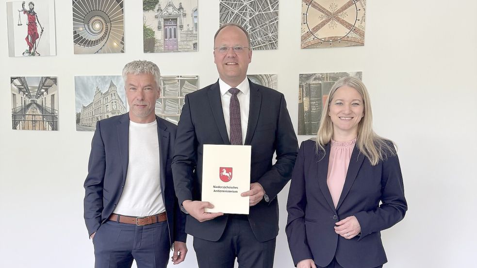 Der neue Chef in der Mitte: (von links) Dr. Michael Henjes, Dr. Daniel Stolz und Justizministerin Dr. Kathrin Wahlmann. Foto: Justizministerium Niedersachsen