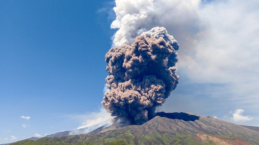 Der etwa 3.350 Meter hohe Ätna bricht mehrmals im Jahr aus und wird von Fachleuten ständig überwacht. Foto: Giuseppe Distefano/AP/dpa
