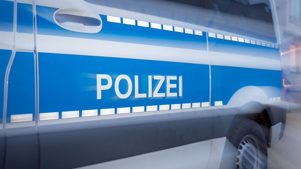 Die Polizei ist bei Schulen und Kitas im Einsatz. Foto: Friso Gentsch/dpa
