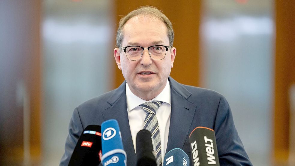 Wenige Stunden nach der Veröffentlichung der Entscheidung des Berliner Verwaltungsgerichts tritt Bundesinnenminister Alexander Dobrindt (CSU) in Berlin vor die Presse. Foto: Fabian Sommer/dpa