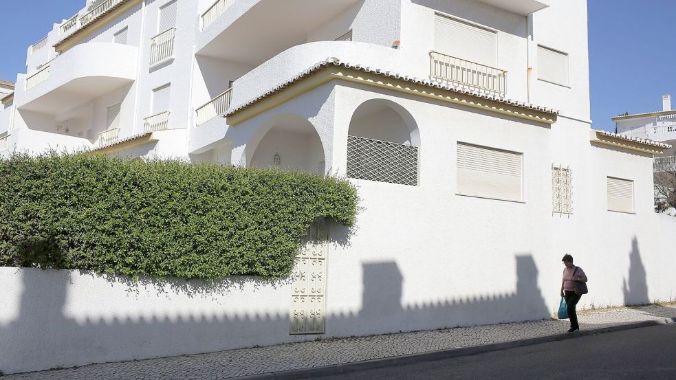 An der Praia da Luz wollen die meisten Menschen nichts mehr vom Fall wissen. (Archivfoto) Foto: Armando Franca/AP/dpa