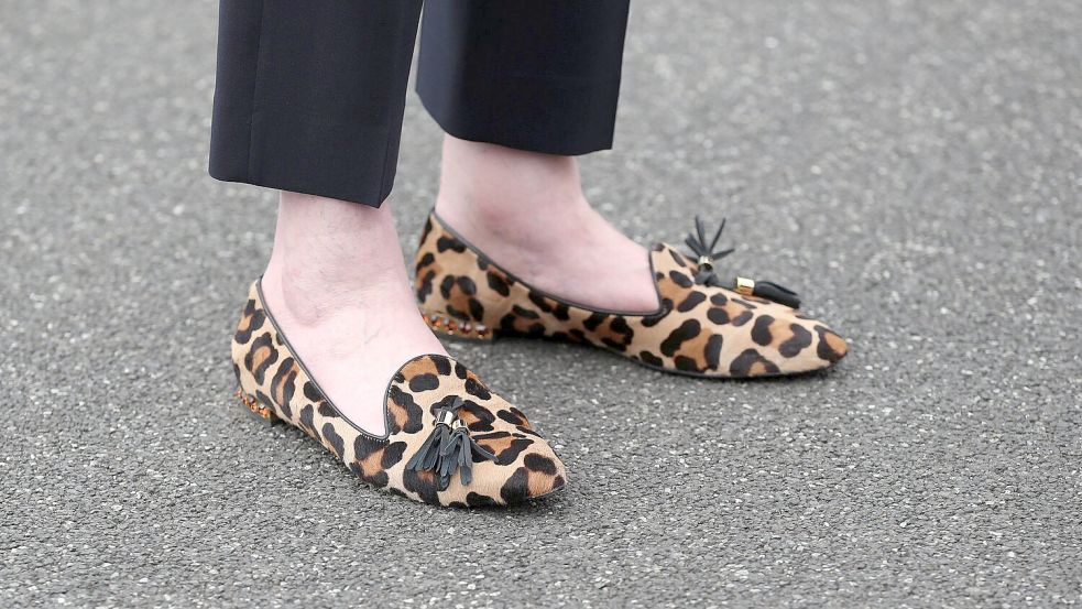 Auch Schuhe können Leo-Look - diese hier gehören der früheren britischen Premierministerin Theresa May. (Foto von 2017) Foto: picture alliance / Scott Heppell/PA Wire/dpa