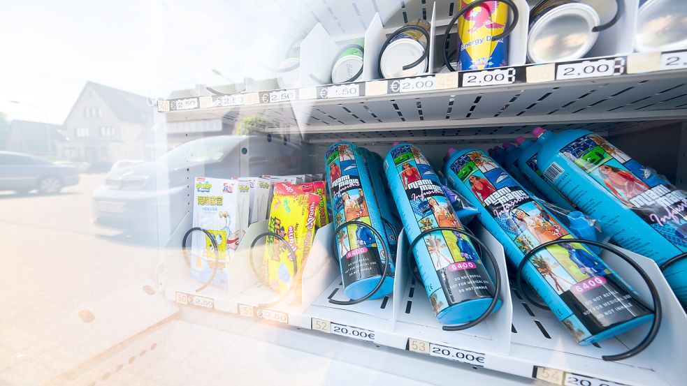 Ein Warenautomat, unter anderem mit Lachgasflaschen bestückt, steht vor einem Ladengeschäft. Symbolfoto: Julian Stratenschulte/dpa
