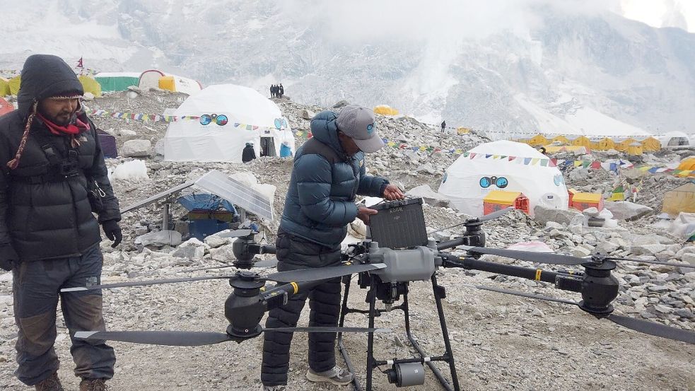 Drohnen sollen helfen, die Sicherheit am Everest zu erhöhen. Foto: Khimlal Gautam /dpa