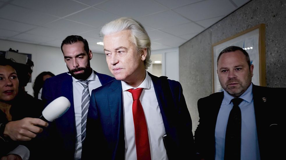 THE HAGUE - Geert Wilders PVV arrives for the weekly coalition talks in the Lower House. The coalition parties are discussing, among other things, Wilders statements on migration. ANP ROBIN VAN LONKHUIJSEN netherlands out - belgium out PUBLICATIONxINxGERxSUIxAUTxONLY Copyright: xx x529203183x originalFilename: 529203183.jpg Foto: IMAGO/Robin van Lonkhuijsen