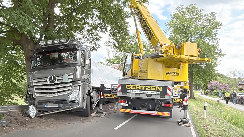 Auf der Landesstraße zwischen Langholt und Burlage lief am Montag eine Lkw-Bergung. Foto: Henrik Zein