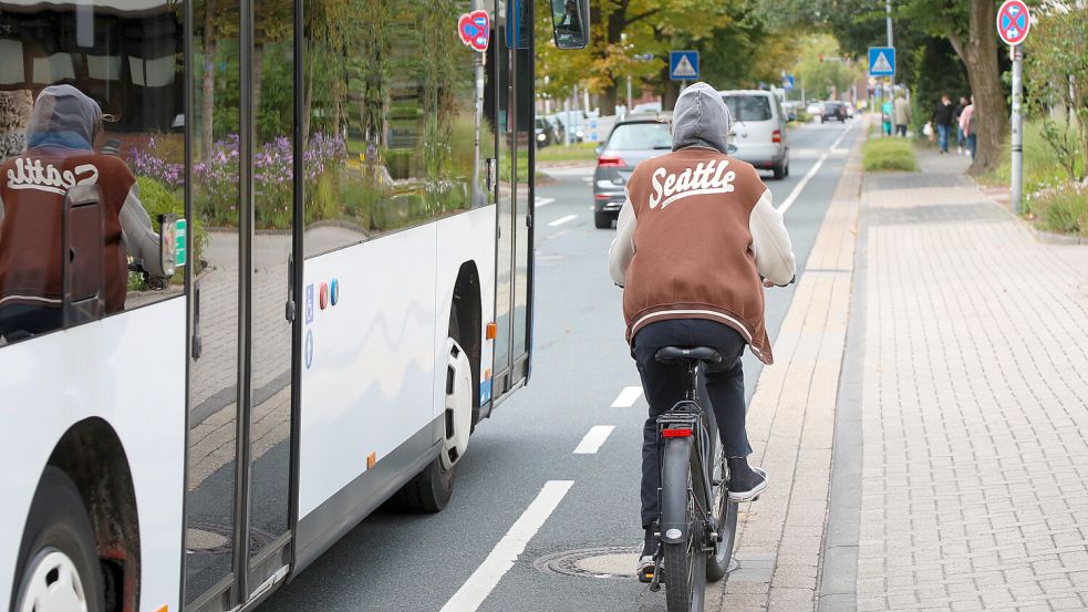 An einigen Stellen in Aurich, wie hier am Fischteichweg, wird es für Radfahrer eng. Foto: Romuald Banik