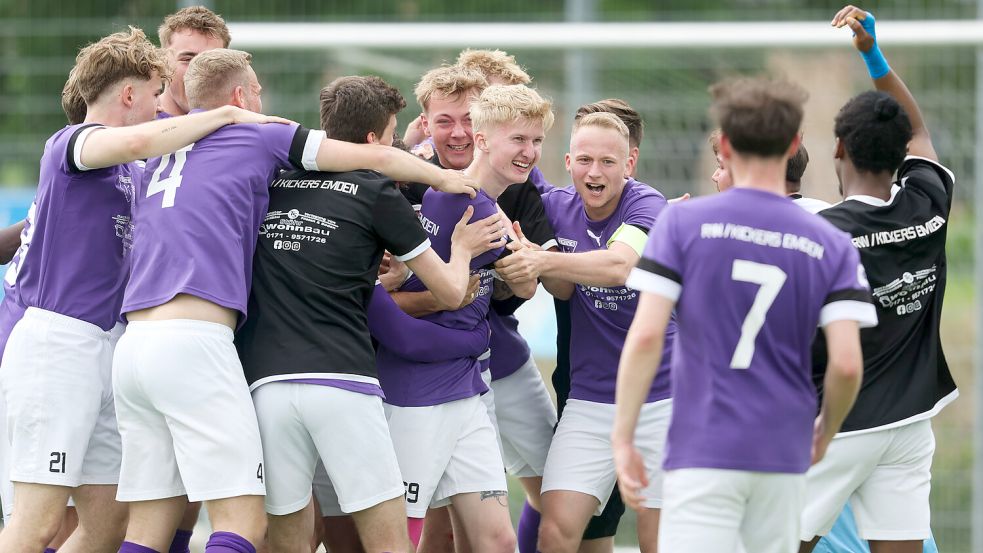 Am Sonntag kannte der Meisterjubel der Akteure im Trikot von RW Emden/Kickers II keine Grenzen,, auch wenn sämtliche Akteure die Mannschaft verlassen. Fotos: Jens Doden