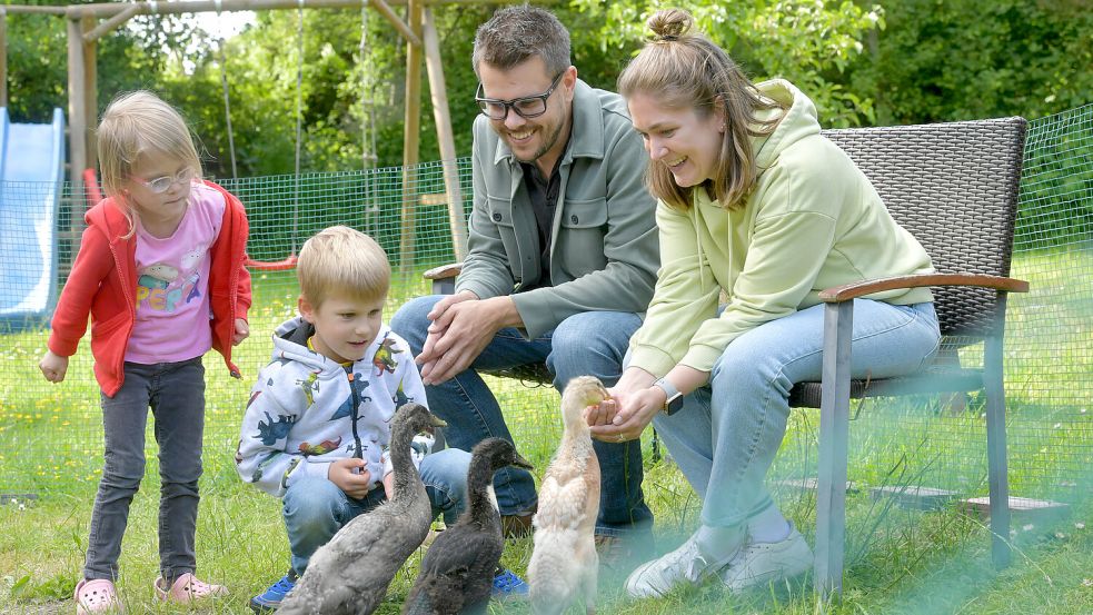 Der alte Kindergarten von Moritz und Ida schließt bald. Davon erfahren haben die Eltern Marcel und Nadine Herrnberger erst vor Kurzem. Foto: Klaus Ortgies