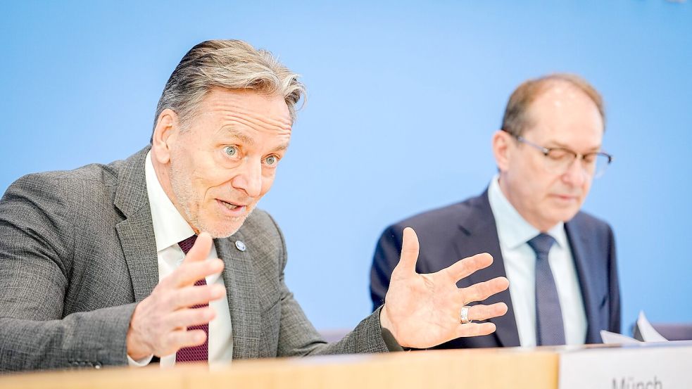Das Bundeslagebild Cybercrime 2024 stellt BKA-Präsident Holger Münch zusammen mit Bundesinnenminister Alexander Dobrindt (CSU) vor. Foto: Kay Nietfeld/dpa