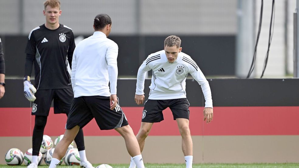 Abschlusstraining auf Top-Rasen: Florian Wirtz (r), Leroy Sané (M) und Torwart Alexander Nübel. Foto: Federico Gambarini/dpa