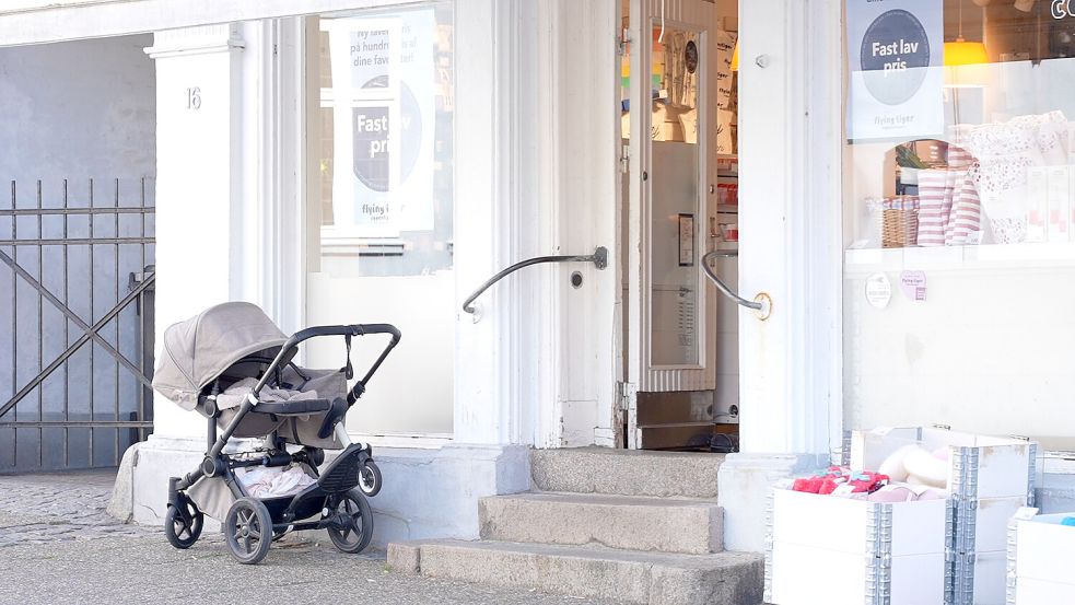Eine Alltagsszene aus Hadersleben: Baby schläft, Mama shoppt. Foto: Victoria Lippmann